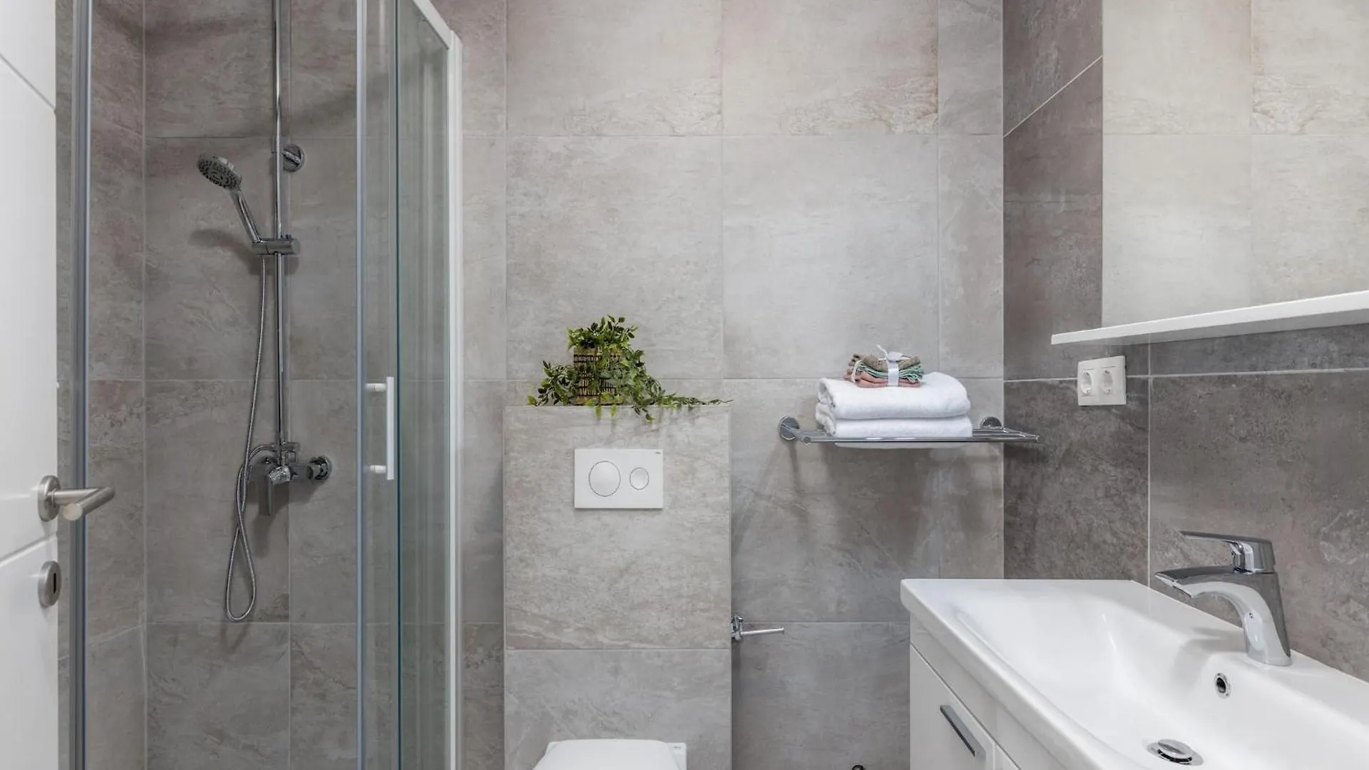 Spacious Apartment With Balcony And Pool For Use Crikvenica